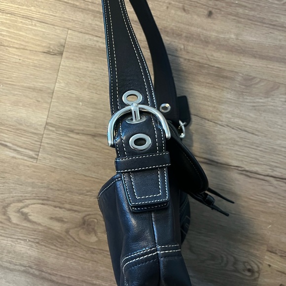 Elegant Black Leather Shoulder Bag - Picture 8 of 9